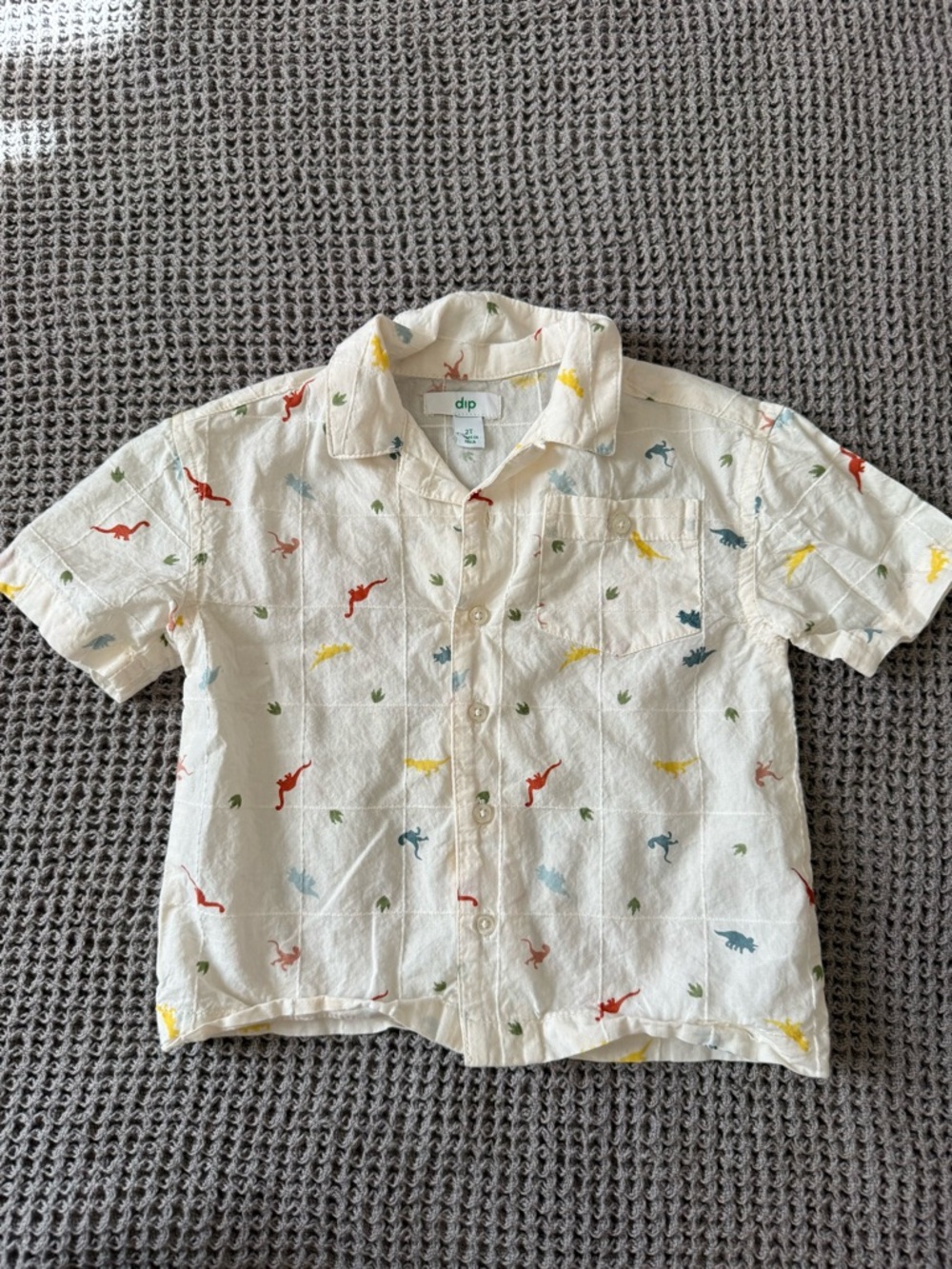 100% Cotton dip Cream Short-Sleeve Button-Up Shirt with Multicolor Dinosaurs